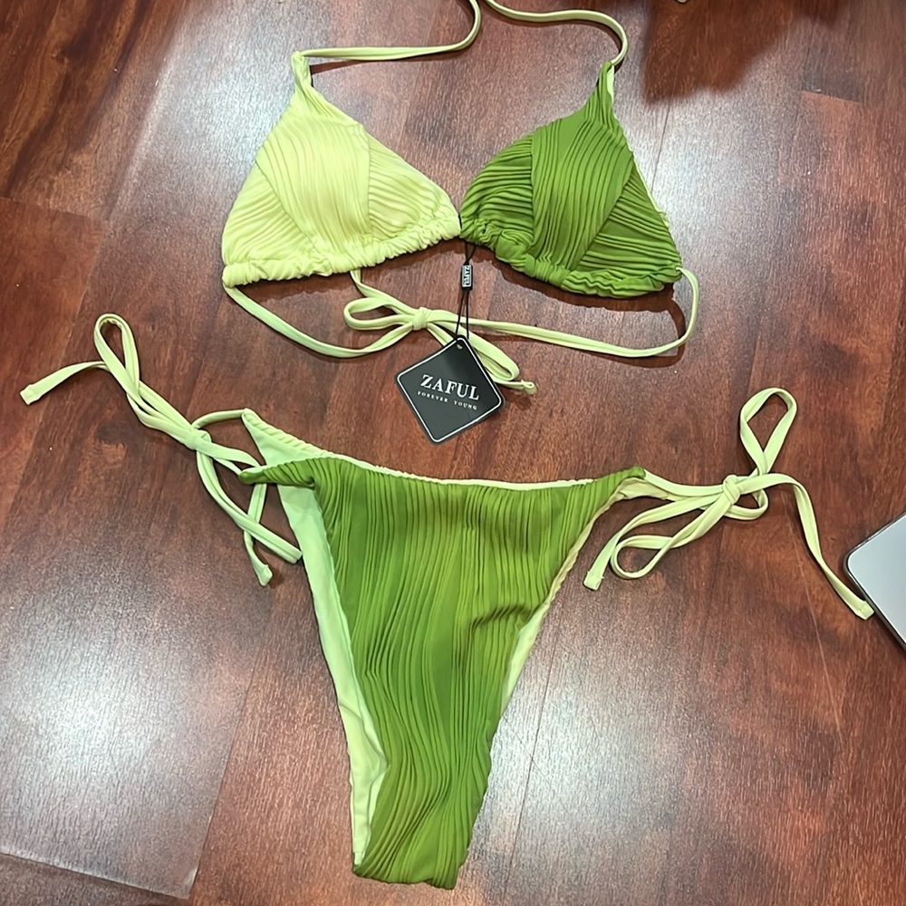 size 8-10 Green color block bikini set with adjustable straps and bottoms